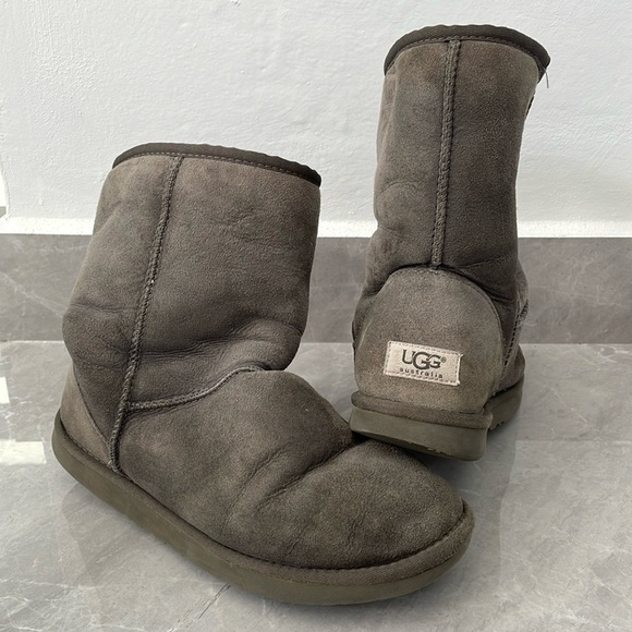 Women's UGG Classic Short Boots Size 9 - Picture 1 of 16